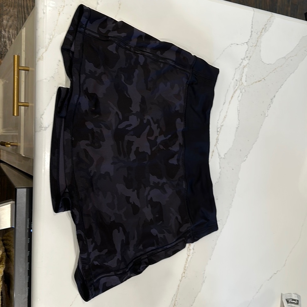 Lululemon black camo pace rival skirt. Sz 8 tall long 15”. Gently used.